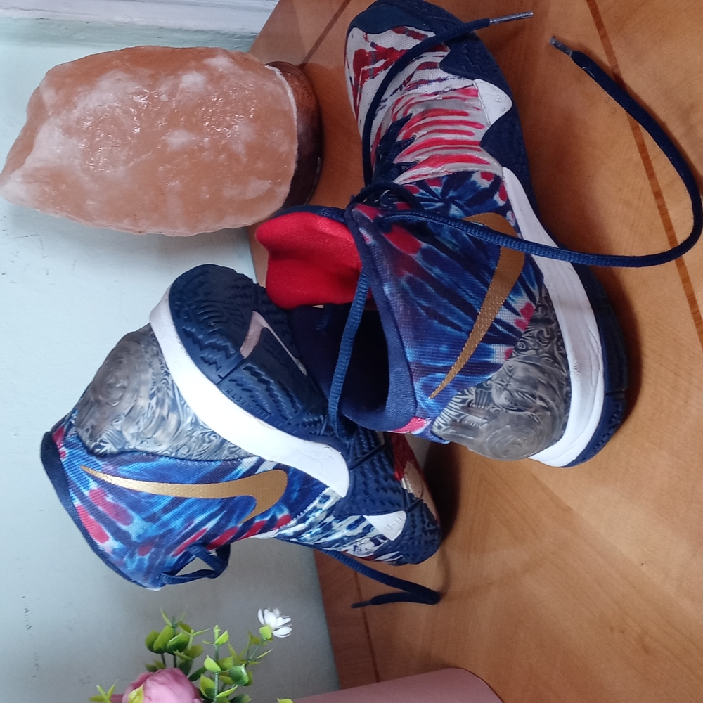 NIKE kids basketball sneakers 5.5Y - Picture 4 of 6